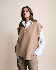 Deepika Padukone Net Worth: नेटवर्थ में कई बड़े स्टार्स को पीछे छोड़ती हैं दीपिका पादुकोण, ऐसा है एक्ट्रेस का लग्जरी लाइफस्टाल