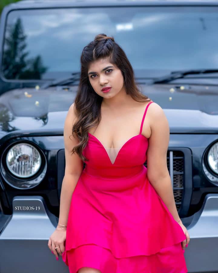 రీతూ చౌదరి ఇప్పుడు యాంకర్ అవతారం ఎత్తారు. ఒక యూట్యూబ్ ఛానల్ కోసం ఇంటర్వ్యూలు చేయడం స్టార్ట్ చేశారు. రీసెంట్ గా బిగ్ బాస్ సోహైల్ ను ఆమె ఇంటర్వ్యూ చేశారు. అప్పుడు ఈ డ్రస్ లో సందడి చేశారు. (Image Courtesy: rithu_chowdhary / instagram)