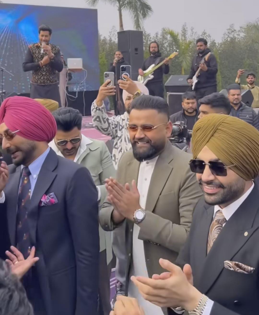 Desi Crew: ਦੇਸੀ ਕਰੂ ਵਾਲੇ ਸੱਤੇ ਦਾ ਹੋਇਆ ਵਿਆਹ, ਪਰਮੀਸ਼ ਵਰਮਾ ਤੋਂ ਰਣਜੀਤ ਬਾਵਾ ਤੱਕ ਪੰਜਾਬੀ ਕਲਾਕਾਰਾਂ ਨੇ ਲਾਈਆਂ ਰੌਣਕਾਂ, ਦੇਖੋ ਤਸਵੀਰਾਂ