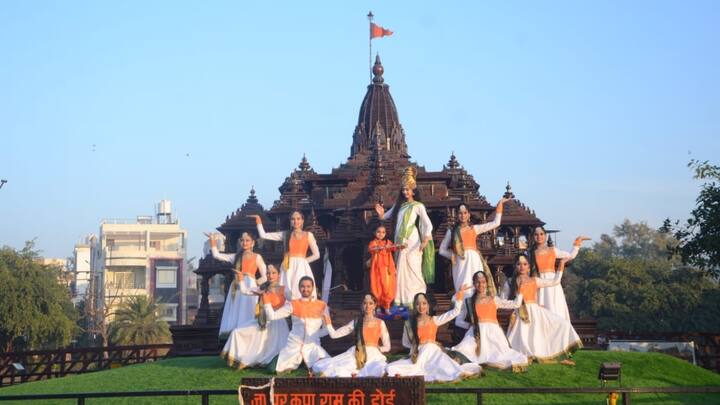 हाल ही में इंदौर में विश्रामबाग क्षेत्र में राम मंदिर की प्रतिकृति बनाई गई है. राम मंदिर के इस प्रतिकृति के सामने गुरुवार (25 जनवरी) एक डांस ग्रुप में मनमोहक प्रस्तुति दी. इस प्रस्तुति के दौरान अलग-अलग भाव भंगिमाओं के भगवान राम के बाल्य रुप को समर्पित किया.