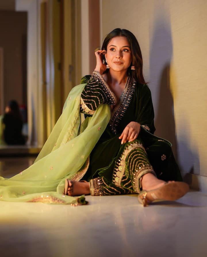 एक्ट्रेस ने बताया कि, “मेरी एक फिल्म के प्रीमियर में तो मुझे बुलाया भी नहीं गया था. जब मैंने वो फिल्म देखी तो लास्ट में सबकी तस्वीरें आ रही थी औऱ मुझे इसका बहुत बुरा लगा. मैं अपनी गाड़ी जाकर फिर बहुत रोई कि, जब सबको बुलाया गया, तो मुझे क्यों नहीं बुलाया.“