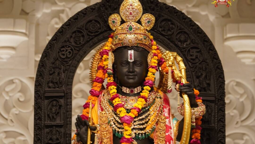 Ayodhya ram mandir darshan Ramlala's jewellery was made in just 15-16 days Ram Lalla Darshan: सूर्यवंशी मुकुट, हीरे-मोती से जड़ी वैजयंती माला...सिर्फ 15-16 दिनों में ऐसे बने रामलला के आभूषण