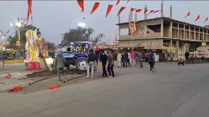 Sardar Vallabhbhai Patel Statue demolished Stone Pelting between two groups  in Ujjain ANN | MP: उज्जैन में सरदार वल्लभ भाई पटेल की मूर्ति को ट्रैक्टर  से गिराया, दो पक्षों में पथराव ...