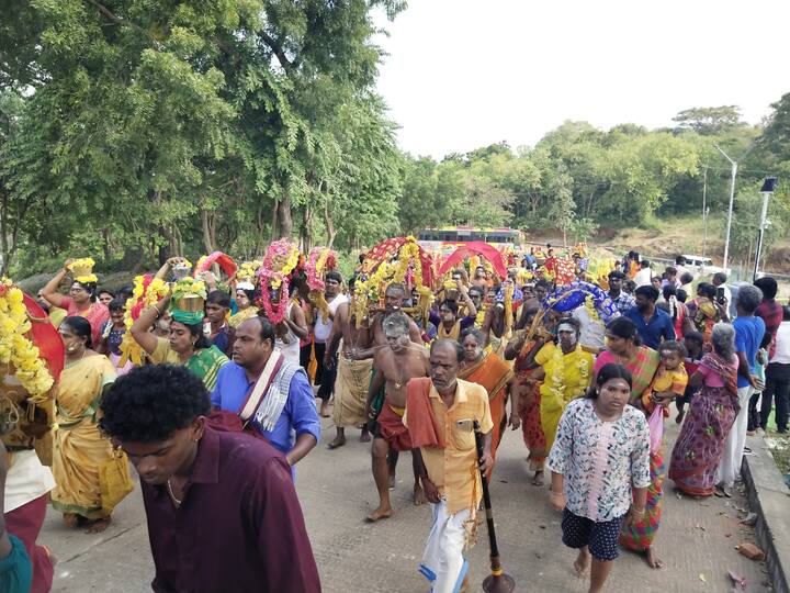 இதையொட்டி அதிகாலை 4 மணியளவில் கோவில் நடை திறக்கப்பட்டு வள்ளி, தெய்வானை சமேத முருகனுக்கு பால், தயிர், சந்தனம், பன்னீர் உள்ளிட்ட 16 வகையான பொருட்களால் சிறப்பு அபிஷேகமும், காலை 6 மணிக்கு 1008 சங்கு அபிஷேகமும் நடைபெற்றது.
