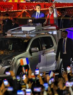 रोड शो, साथ में पी चाय- पीएम मोदी ने यूपीआई से 2 रुपए किए पे, गिफ्ट में फ्रांस के राष्ट्रपति मैक्रों को दी राम मंदिर की रेप्लिका, तस्वीरें