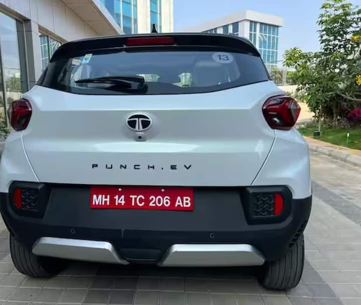 ਪੰਚ EV ਦੋ ਬੈਟਰੀ ਪੈਕ ਵਿਕਲਪ; 25kWh ਅਤੇ 35kWh ਨਾਲ ਲੈਸ. ਦਾਅਵੇ ਦੇ ਮੁਤਾਬਕ, ਲੰਬੀ ਰੇਂਜ ਵਾਲਾ ਵੇਰੀਐਂਟ ਸਿੰਗਲ ਚਾਰਜ 'ਤੇ 421 ਕਿਲੋਮੀਟਰ ਦੀ ਦੂਰੀ ਨੂੰ ਪੂਰਾ ਕਰਨ 'ਚ ਸਮਰੱਥ ਹੈ, ਜਦਕਿ ਮੀਡੀਅਮ ਰੇਂਜ ਵੇਰੀਐਂਟ 315 ਕਿਲੋਮੀਟਰ ਦੀ ਦੂਰੀ ਨੂੰ ਪੂਰਾ ਕਰਨ 'ਚ ਸਮਰੱਥ ਹੈ।