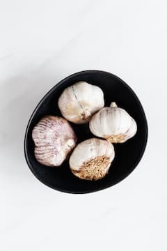 Garlic Benefits : पहाटे रिकाम्या पोटी कोमट पाण्यासोबत लसणाच्या पाकळ्या खा! हे आहेत फायदे!