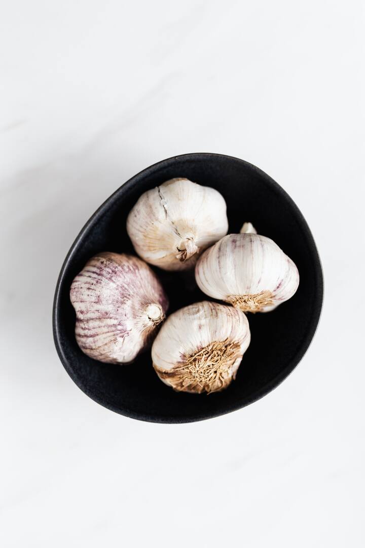 PHOT NEWS Eat 2 cloves of garlic with warm water on an empty stomach in