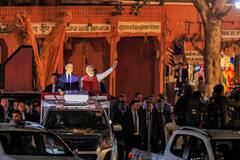 रोड शो, साथ में पी चाय- पीएम मोदी ने यूपीआई से 2 रुपए किए पे, गिफ्ट में फ्रांस के राष्ट्रपति मैक्रों को दी राम मंदिर की रेप्लिका, तस्वीरें