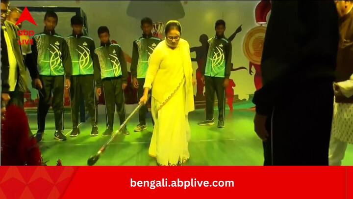 প্রসঙ্গত, বঙ্গ রাজনীতিতে 'খেলা' শব্দটির অন্য তাৎপর্যও তৈরি হয়েছে। ২০২১ সালের বিধানসভা ভোটের আগে 'খেলা হবে' স্লোগান তুলে রাজনৈতিক লড়াইয়ে অন্য মাত্রা এনে দিয়েছিল তৃণমূল। তার পর থেকে 'খেলা হবে', এই শব্দবন্ধ নিয়ে রাজনৈতিক তরজাও কম হয়নি।