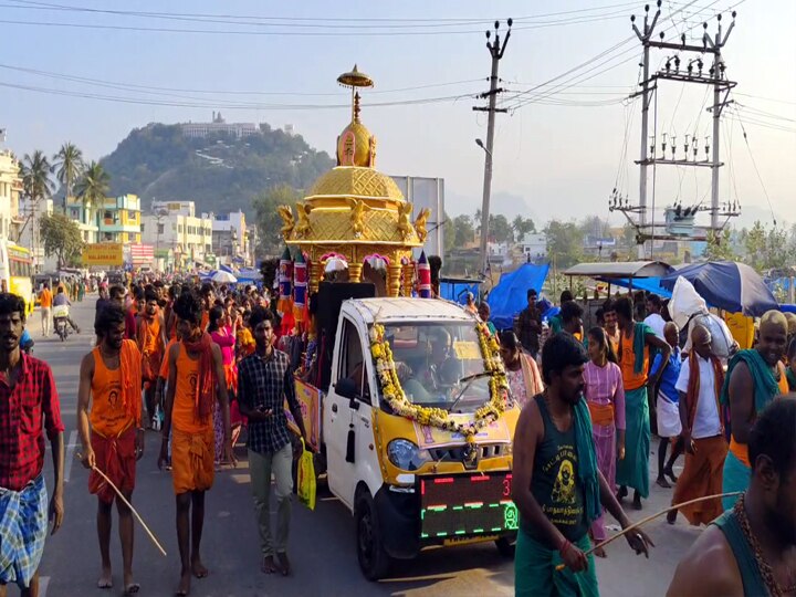 Thaipusam 2024: பழனியில் காவடிகளை எடுத்து கிரிவல பாதையில் ஆடி, பாடி பக்தர்கள் வழிபாடு