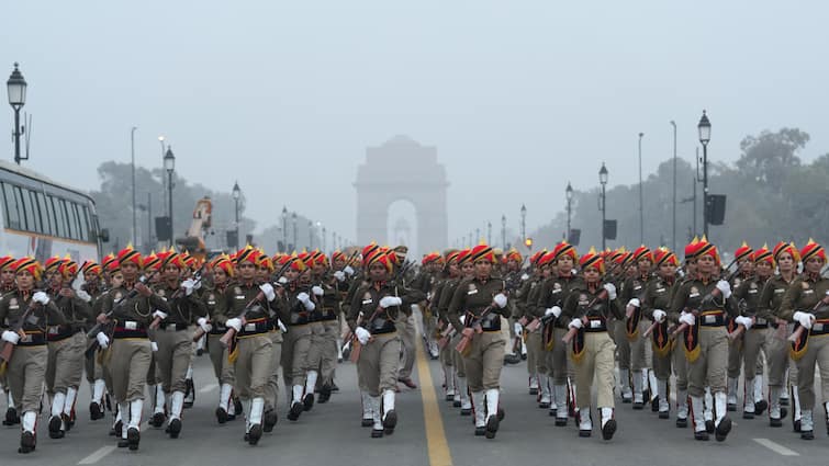 Chief Guests In India Republic Day Parade List Includes From Vladimir Putin, Queen Elizabeth To Emmanuel Macron Republic Day: पुतिन, क्वीन एलिजाबेथ और नेल्शन मंडेला से लेकर इमैनुएल मैक्रों तक, जानें कब कौन रहा भारत के गणतंत्र दिवस का चीफ गेस्ट?