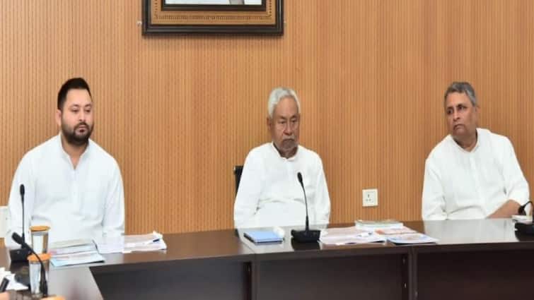 Tejashwi Yadav attends Nitish cabinet meeting in Bihar media briefing postponed ANN Nitish Cabinet Meeting: नीतीश कुमार के बदले-बदले लग रहे हैं मूड, कैबिनेट की बैठक में ऐसे थे सीएम और तेजस्वी यादव के रिएक्शन