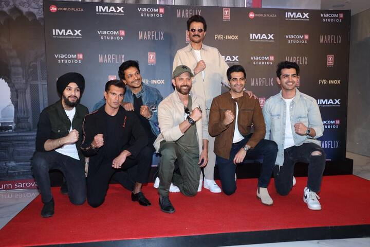 ‘फाइटर’ की स्क्रीनिंग में फिल्म की पूरी टीम पहुंची. सभी ने एकसाथ रेड कार्पेट पर पैपराजी को कई सारे पोज भी दिए.