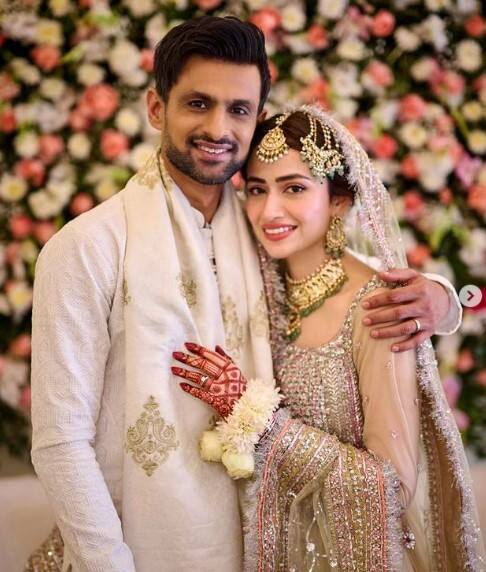 ਸ਼ੋਏਬ ਮਲਿਕ ਨੇ ਭਾਰਤੀ ਟੈਨਿਸ ਖਿਡਾਰਨ ਸਾਨੀਆ ਮਿਰਜ਼ਾ ਨੂੰ ਤਲਾਕ ਦੇ ਕੇ ਪਾਕਿਸਤਾਨੀ ਅਦਾਕਾਰਾ ਸਨਾ ਜਾਵੇਦ ਨਾਲ ਵਿਆਹ ਕਰਵਾ ਲਿਆ ਹੈ। ਸ਼ੋਏਬ ਨੇ ਸਨਾ ਜਾਵੇਦ ਨਾਲ ਤੀਜੀ ਵਾਰ ਵਿਆਹ ਕੀਤਾ ਹੈ ਅਤੇ ਇਸ ਦੀ ਕਾਫੀ ਚਰਚਾ ਹੈ। ਇਸ ਦੌਰਾਨ ਸਨਾ ਜਾਵੇਦ ਦੇ ਪਹਿਲੇ ਵਿਆਹ ਦੀਆਂ ਤਸਵੀਰਾਂ ਵੀ ਸੋਸ਼ਲ ਮੀਡੀਆ 'ਤੇ ਵਾਇਰਲ ਹੋ ਰਹੀਆਂ ਹਨ।