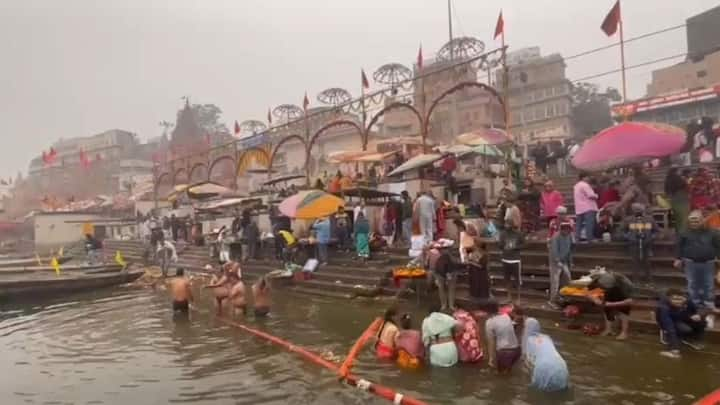 Paush Purnima 2024: पौष पूर्णिमा के दिन भारी संख्या में लोग घाट पहुंचे. वहीं ने गंगा में लगाई आस्था की डुबकी, श्रद्धालुओं ने मां गंगा में डुबकी लगाने के साथ-साथ घाट पर मौजूद पुरोहितों को दान भी दिया.