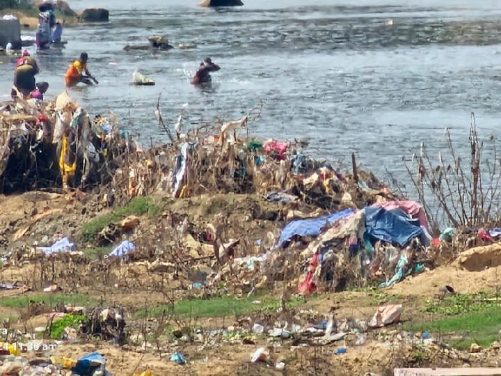 Thamirabarani River: ஜீவனை இழக்கும் நிலையில் வற்றாத ஜீவநதி தாமிரபரணி- குப்பைகளால் மூச்சு திணறும் நிலை