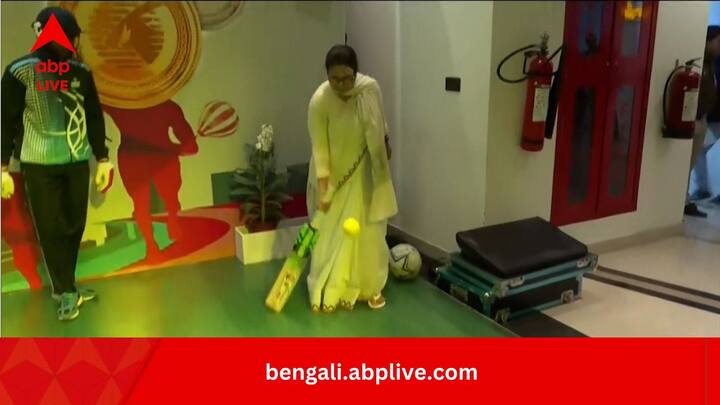 পাশাপাশি ফুটবলও খেলতে দেখা যায় তাঁকে। হকি নিয়েও নাড়াচাড়া করেন। এমনিতেই কলকাতায় জাঁকিয়ে শীত পড়েছে। তার উপর ধনধান্য অডিটোরিয়ামে 'খেলাশ্রী' পুরস্কার প্রদান অনুষ্ঠান। সব মিলিয়ে খোশমেজাজে মুখ্যমন্ত্রী।