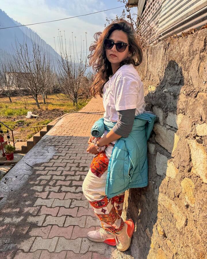 अनेक चाहत्यांनी या पोस्टवर कमेंट केल्या आहेत. स्वानंदीचे वडील अभिनेते उदय टिकेकरी यांनीही कमेंटमध्ये हार्ट ईमोजी शेअर केली आहे.(Photo Credit: swananditikekar)