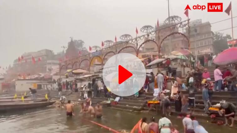 Paush Purnima 2024 Devotees take holy dip at Dashashwamedh Ghat in Varanasi Watch: पौष पूर्णिमा पर संगम नगरी में उमड़े श्रद्धालु, कड़कड़ाती ठंड में लगाई आस्था की डुबकी