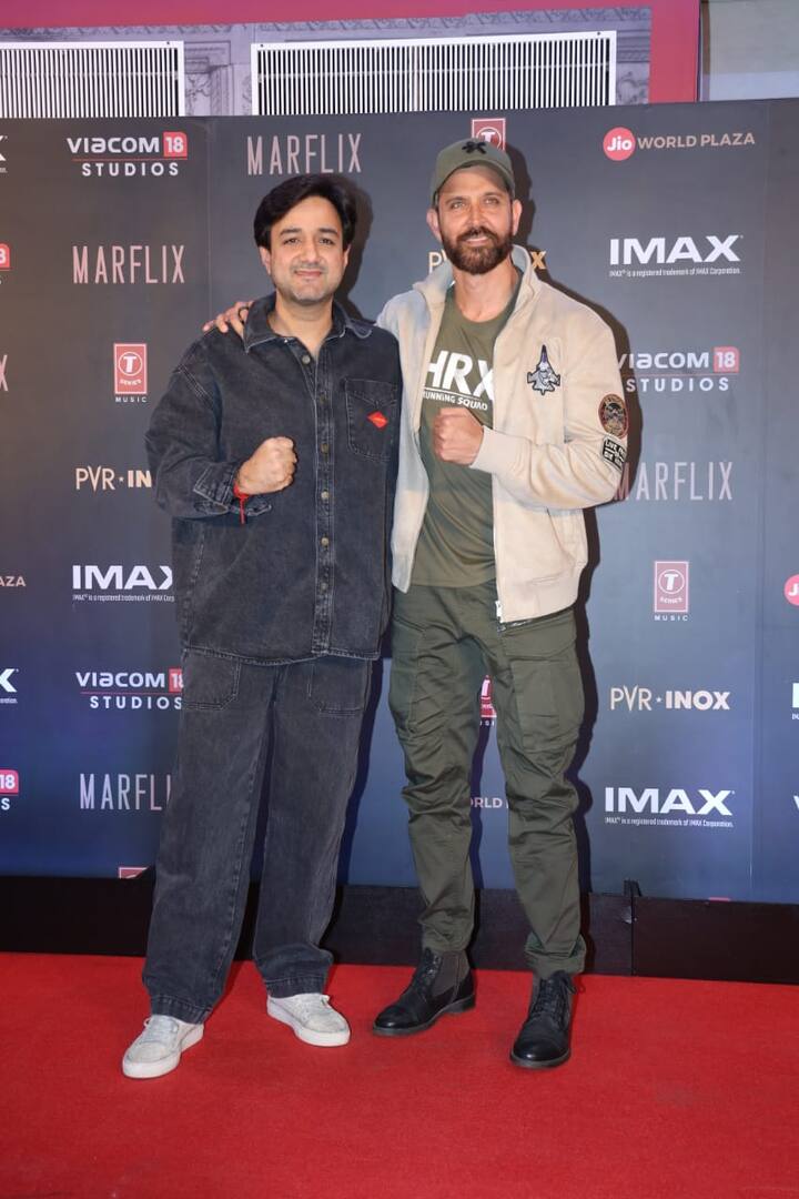 इस स्क्रीनिंग में ऋतिक रोशन ने सिद्धार्थ आनंद के साथ भी जमकर पोज दिए.