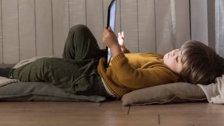 रीढ़ की हड्डी रहेगी एकदम ठीक जमीन पर सोने से रीढ़ की हड्डी में दर्द और अकड़न कम होती है. जब आप गद्देदार गद्दे पर सोते हैं तो रीढ़ की हड्डी अकड़ जाती है. जिसका सीधा असर दिमाग पर पड़ता है. रीढ़ की हड्डी सेंट्रल नर्वस सिस्टम से जुड़ा हुआ रहता है. इसका सीधा कनेक्शन ब्रेन से जुड़ा हुआ है.