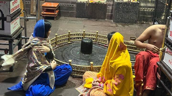 শিবলিঙ্গের সামনে বসে অংশ নিলেন পবিত্র রুদ্রাভিষেকে। পালন করলেন সমস্ত রীতি নীতি। ছবি: ইনস্টাগ্রাম