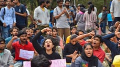 तेलंगाना में प्रदर्शनकारी छात्रा के महिला पुलिसकर्मी ने पकड़े बाल, घसीटा, वीड‍ियो वायरल