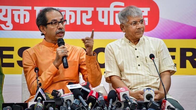 MVA sends invitation to Prakash Ambedkar VBA for Lok Sabha seat-sharing talks in Maharashtra Maharashtra Politics: प्रकाश आंबेडकर की मांगों के आगे झुका MVA? सीट शेयरिंग पर चर्चा के लिए भेजा न्योता