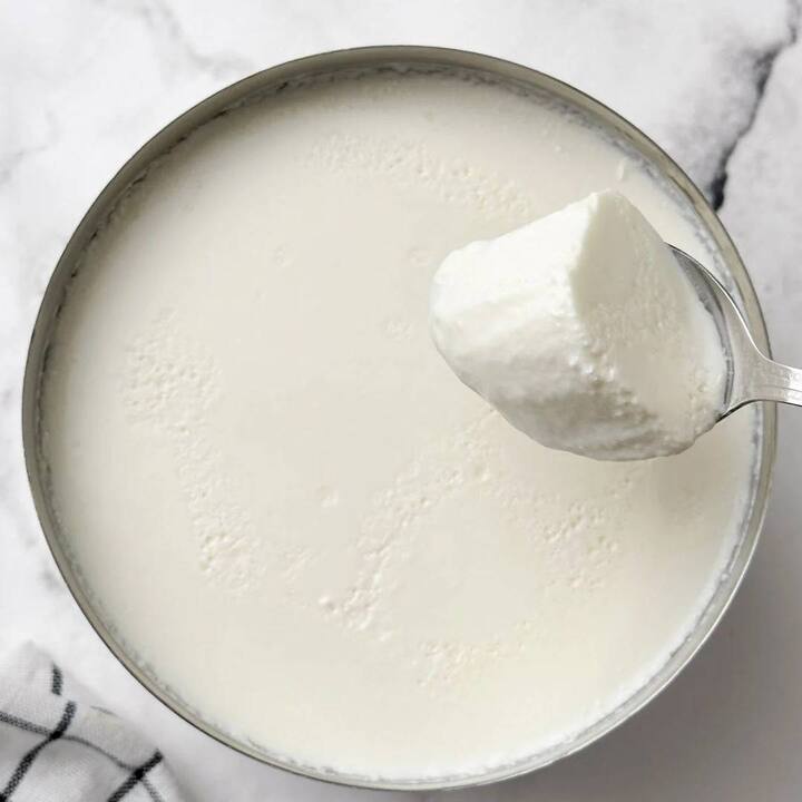 ਦਹੀਂ 'ਚ ਪਾਏ ਜਾਣ ਵਾਲੇ ਪੋਸ਼ਕ ਤੱਤ ਪੇਟ ਨੂੰ ਸਿਹਤਮੰਦ ਰੱਖਣ ਅਤੇ ਪਾਚਨ ਤੰਤਰ ਨੂੰ ਮਜ਼ਬੂਤ ਬਣਾਉਣ 'ਚ ਮਦਦ ਕਰਦੇ ਹਨ।