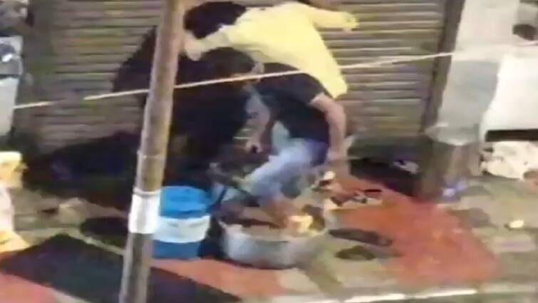 Panipuri:  A video of a person washing potatoes with his feet is going viral. Panipuri: પાણીપુરી ખાતા લોકો થઇ જાવ સાવધાન, પગથી બટાકા ધોઇ રહ્યો છે લારીવાળો, જુઓ VIDEO