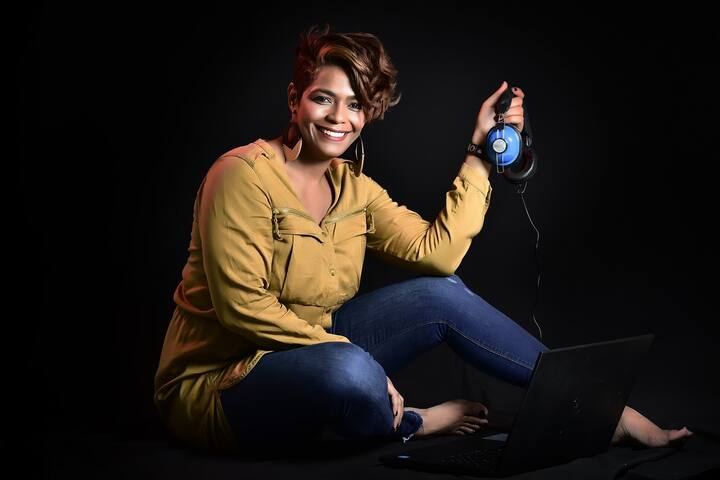 मोठा आवाज करून तुम्ही खूप जास्त काळ गाणे ऐकत राहिल्याने तुमची ऐकण्याची क्षमताच कमी  होऊ शकते.(Photo Credit  : Pixabay)