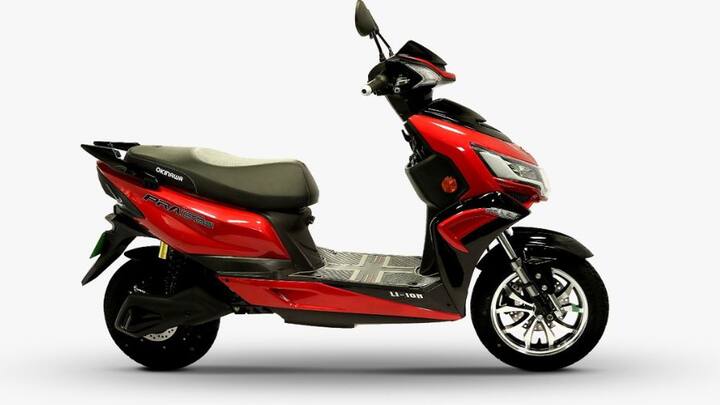 মাত্র ২-৩ ঘণ্টার মধ্যেই এর ব্যাটারি সম্পূর্ণ চার্জ হয়ে যায় এবং তার পরে স্কুটার ছুটবে টানা ৮১ কিমি। সর্বোচ্চ গতি ৫৬ কিমি প্রতি ঘণ্টায়।   ছবি    okinawascooters.com