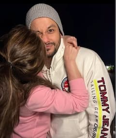 Pics: वेडिंग एनिवर्सरी पर पत्नी संग रोमांटिक हुए कुणाल खेमू, खुद को बताया 'सोहा का आदमी', करीना ने किया रिएक्ट