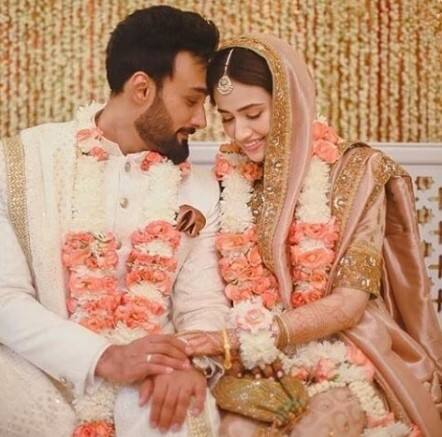 30 ਸਾਲ ਦੀ ਸਨਾ ਜਾਵੇਦ ਨੇ ਹਾਲ ਹੀ 'ਚ 41 ਸਾਲ ਦੇ ਸ਼ੋਏਬ ਮਲਿਕ ਨਾਲ ਵਿਆਹ ਕੀਤਾ ਹੈ। ਉਨ੍ਹਾਂ ਦੇ ਵਿਆਹ ਦੀਆਂ ਤਸਵੀਰਾਂ ਸੋਸ਼ਲ ਮੀਡੀਆ 'ਤੇ ਵਾਇਰਲ ਹੋਈਆਂ ਸਨ। ਹੁਣ ਕਈ ਦਿਨਾਂ ਤੋਂ ਸਨਾ ਜਾਵੇਦ ਦੇ ਪਹਿਲੇ ਵਿਆਹ ਦੀਆਂ ਤਸਵੀਰਾਂ ਵੀ ਵਾਇਰਲ ਹੋ ਰਹੀਆਂ ਹਨ। ਸਨਾ ਦੇ ਪਹਿਲੇ ਪਤੀ ਦਾ ਨਾਂ ਉਮੈਰ ਜਸਵਾਲ ਹੈ ਅਤੇ ਉਸ ਨਾਲ ਤਸਵੀਰ ਨੂੰ ਇਕ ਫੈਨ ਪੇਜ ਨੇ ਸ਼ੇਅਰ ਕੀਤਾ ਹੈ। ਇਸ ਦੇ ਕੈਪਸ਼ਨ ਵਿੱਚ ਉਸਨੇ ਲਿਖਿਆ ਕਿ ਰਾਤੇਂ ਕਿਤਨੀ ਜਲਦੀ ਬਦਲ ਜਾਤੀ ਹੈ।