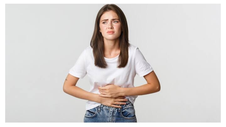 कब्ज, एसिडिटी, पेट फूलना आदि आम बात हो गई है. लेकिन बेसिल सीड्स यानी तुलसी के बीज इन समस्याओं से राहत दिला सकते हैं. दरअसल, बेसिल सीड्स में भरपूर मात्रा में फाइबर पाया जाता है. यही फाइबर हमारे पाचन तंत्र को सही सलामत रखता है.