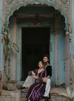 इश्कबाज फेम Surbhi Chandna का पुरानी दिल्ली में बॉयफ्रेंड संग रोमांस, प्री-ब्राइडल फोटोशूट में एक-दूजे में खोए-दिखे लव-बर्ड्स