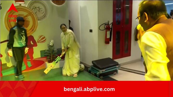 সব মিলিয়ে বার বার নজর কাড়ে এই 'খেলা হবে' স্লোগান। যদিও রাজনৈতিক অনুষঙ্গ বাদ রেখে একথা বলা যায়, খেলাধুলোর ব্যাপারে বরাবর উৎসাহ দেখিয়েছেন মুখ্য়মন্ত্রী। তবে গত কালের দুর্ঘটনা ও মাথায় চোটের বিষয়টি সত্ত্বেও এদিনের এই ছবি কিছু চিন্তা বাড়িয়েছে তৃণমূল কর্মী-সমর্থকদের।