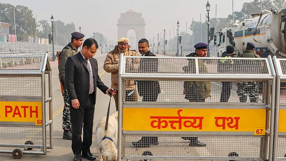 Republic Day 2024: दिल्ली में परिंदा भी नहीं मार पाएगा पर, पुलिस के 8 हजार जवान चप्पे-चप्पे पर होंगे तैनात Republic Day 2024 Delhi police 8000 personnel deployed in New Delhi security alert Special CP said Republic Day 2024: दिल्ली में परिंदा भी नहीं मार पाएगा पर, पुलिस के 8 हजार जवान चप्पे-चप्पे पर होंगे तैनात