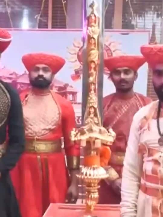 रामलला को किसने चढ़ाई 7 फीट लंबी तलवार?