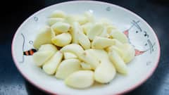 Garlic Benefits : पहाटे रिकाम्या पोटी कोमट पाण्यासोबत लसणाच्या पाकळ्या खा! हे आहेत फायदे!