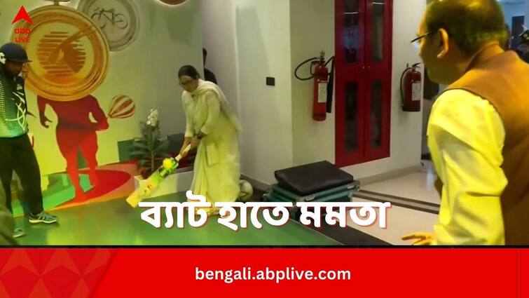 CM Mamata Banerjee Plays Cricket Before the Khelashree Award Function Mamata Banerjee:ক্রিকেট খেললেন মুখ্যমন্ত্রী