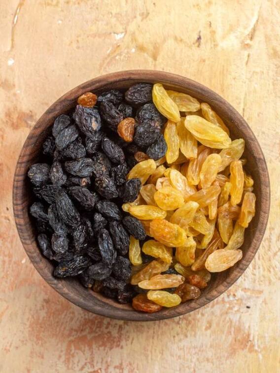 मुनक्के को दूध में उबालकर खाने के फायदे जानिए