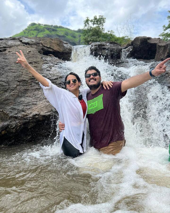पण स्वानंदीने शेअर केलेल्या फोटोमध्ये आशीष कुठेच दिसत नाही. आणि आशीष कुठे आहे? असा प्रश्न चाहत्यांना पडला आहे.(Photo Credit: swananditikekar)