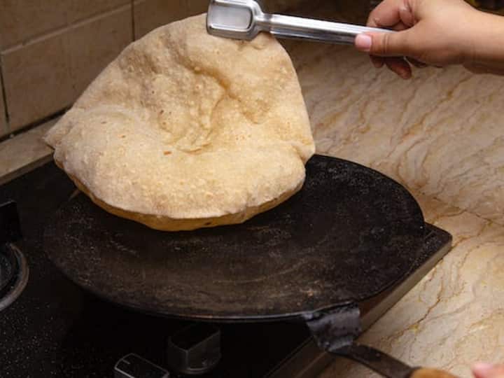 மாவை சிறிய சிறிய உருண்டைகளாக உருவாக்கவும்.
