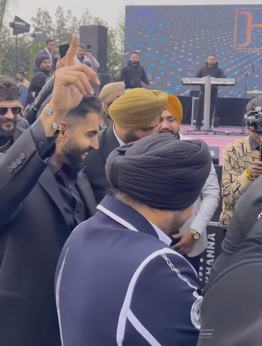 Desi Crew: ਦੇਸੀ ਕਰੂ ਵਾਲੇ ਸੱਤੇ ਦਾ ਹੋਇਆ ਵਿਆਹ, ਪਰਮੀਸ਼ ਵਰਮਾ ਤੋਂ ਰਣਜੀਤ ਬਾਵਾ ਤੱਕ ਪੰਜਾਬੀ ਕਲਾਕਾਰਾਂ ਨੇ ਲਾਈਆਂ ਰੌਣਕਾਂ, ਦੇਖੋ ਤਸਵੀਰਾਂ