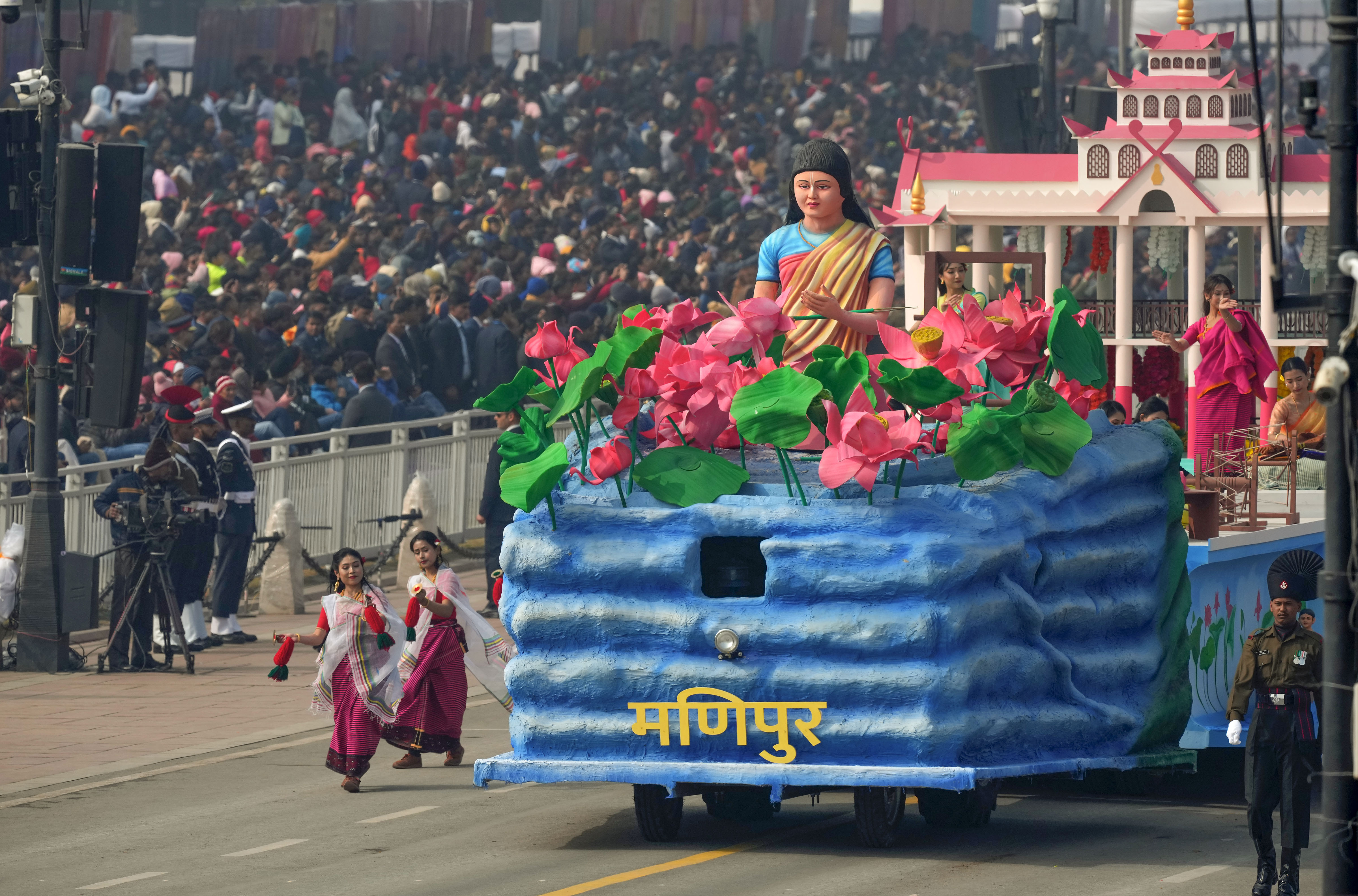 Republic Day 2024: কোনওটায় নারীশক্তি, কোনওটায় আদিম সংস্কৃতি ! ২৬ জানুয়ারির ট্যাবলোয় কী কী চমক