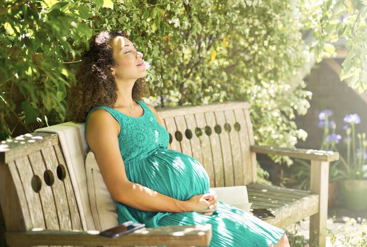 ગર્ભાવસ્થા દરમિયાન, સ્ત્રીઓ સિઝેરિયનથી થતી ડિલિવરી વિશે ચિંતા કરે છે. આજની આધુનિક જીવનશૈલીમાં શારીરિક પ્રવૃત્તિઓ એટલી બધી ઘટી ગઈ છે કે સિઝેરિયનના કેસ વધવા લાગ્યા છે. આવી સ્થિતિમાં, અહીં જણાવેલી કેટલીક ખાસ ટિપ્સ તમને નોર્મલની શક્યતા વધારી દે છે.