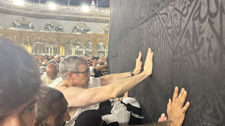 काबा शरीफ मक्का के मस्जिद अल-हरम में मौजूद है. इसे इस्लाम धर्म की सबसे पवित्र मस्जिद माना जाता है. हर साल लाखों लोग हज और उमरा के लिए यहां आते हैं.