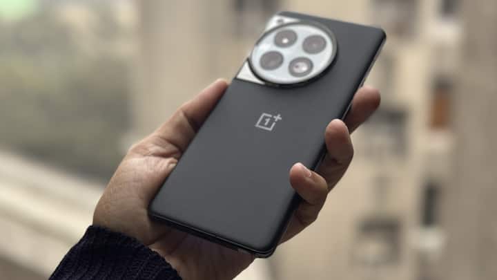 Its Price Has Got A Plus — It comes in a typical red OnePlus shoebox-shaped package, but the OnePlus 12 5G has a slight price hike. While the OnePlus 11 5G had started at Rs 56,999, the OnePlus 12 5G starts at Rs 64,999. To be fair, the base OnePlus 11 5G was an 8GB+128GB model, whereas the base OnePlus 12 5G is a 12GB+256GB model, so one gets more for those extra bucks. Interestingly, for the second year in a row, OnePlus has not released a Pro variant of its flagship. Has that era ended? [All Image Credits: Nimish Dubey & Akriti Rana]